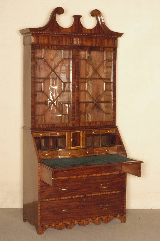 AufsatzsekretÄr, England, um 1820, mit Glasaufsatz, Mahagoni massiv, z.T. furniert, auf ausgebogter Zarge, gerader Korpus mit 3 Schubladen, ...