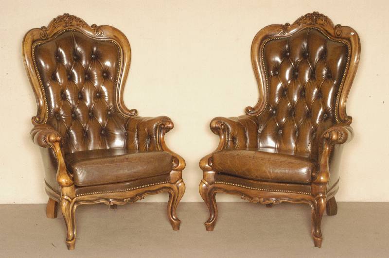 Sessel, Barockstil, gebogene Beine und RÜckenlehne, Buche massiv, nußbaumfarben, RÜckenlehne genoppt und geheftet, braunes Rindsleder, Leder ...