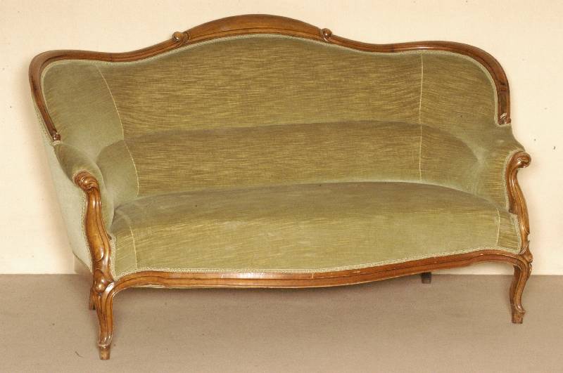 Sofa, mitteldeutsch, um 1835/40, Rahmen Nußbaum massiv, doppelt gerieft, geschwungen, Schweifung in Veluten auslaufend, neuere Vollpolsterung, ...