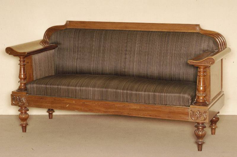 Sofa, deutsch, um 1860/70, nach englischem Vorbild, Nußbaum massiv, Nußbaumfurnier, eklektizistischer Stil, mit Elementen der Klassik und des ...
