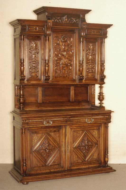 Vielzweckschrank, Belgien, um 1890/1900, Nußbaum bzw. Arbeitsteile Eiche massiv, auf Rahmen gearbeitet, Front in reicher VollsÄulenverzierung, ...