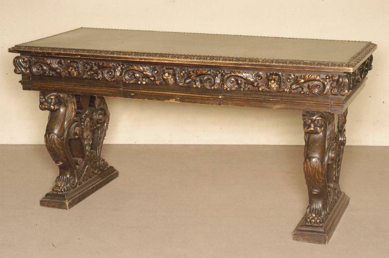 Ablegeschreibtisch, wohl Italien, um 1910, nach florentinischem Vorbild von 1720/30, Weichholz und Nußbaum z.T. massiv, Wangen in Form von ...
