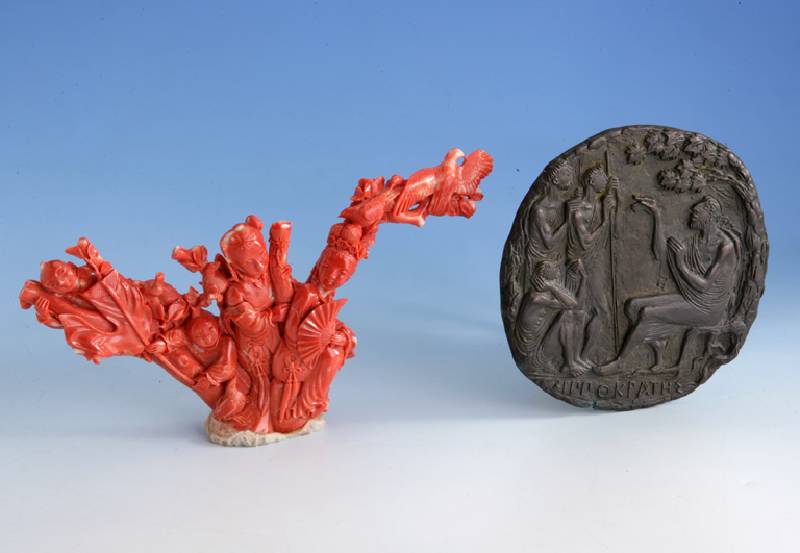 Skulptur, Koralle, China, 80er Jahre, vollplastisch, schÖnes tiefes Fleischrot mit grauen Flecken, Darst: Guan-Yin mit weiteren GlÜcksbringern, ...
