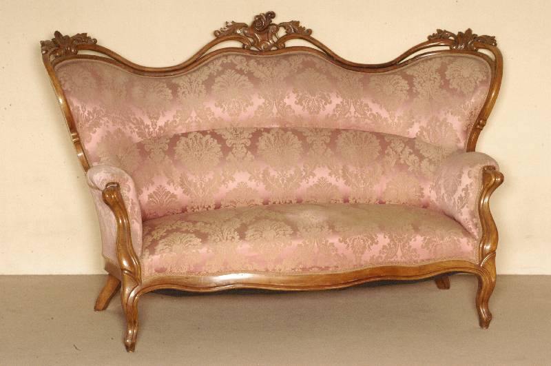 Sofa, sÜddeutsch, um 1835/45, Rahmen Nußbaum massiv, allseitig geschweift, Lehne doppelt bzw. 3-fach, z.T. mit Akanthusblattverzierung, in ...