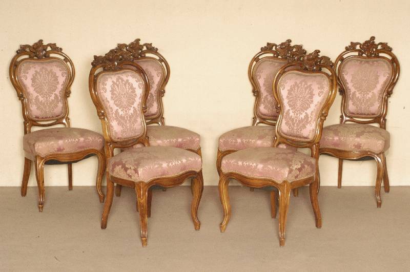 6 StÜhle, deutsch, um 1835/40, Nußbaum massiv, allseitig geschweift, RÜcken mit Durchbrucharbeiten, AkanthusblÄtter und angedeutete Wappen, ...