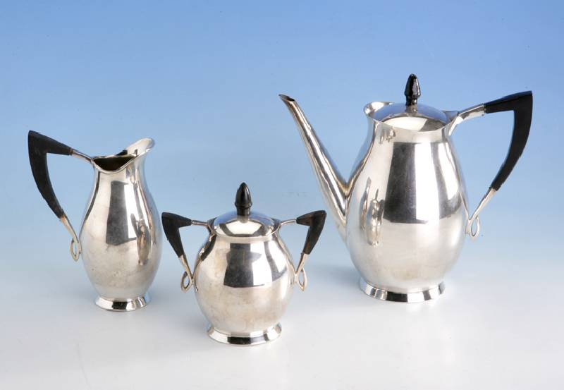 3-teiliges Kaffee/Teeservice, Silber, 70er Jahre, best. aus: Kanne, H ca. 21 cm, Sahnegießer und Zuckerdose, DeckelbekrÖnungen und Griffe Holz, ...