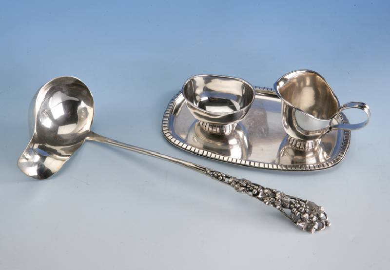 Zuckerschale und Sahnegießer auf Tablett, 925er Silber, W. Binder, SchwÄbisch-GmÜnd, 50er Jahre, min. verbeult, Tablett ca. 20 x 12 cm