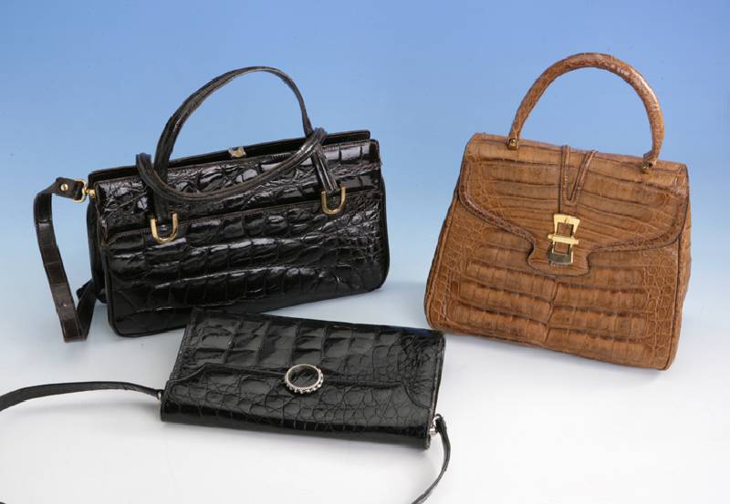 Konvolut 2 Krokotaschen, 1 x UmhÄngetasche, schwarz, Inneneinrichtung mit Reißverschlußfach, ca. 14 x 25 cm, 1 x dunkelbraun, 2 Tragegriffe, ...