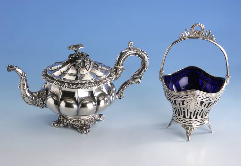 Anbietschale mit blauem Glaseinsatz, Österreich um 1890, dt. Stempel, 800er Silber, Kartuschen mit Schleifendekor und Bes.- Monogr., ...