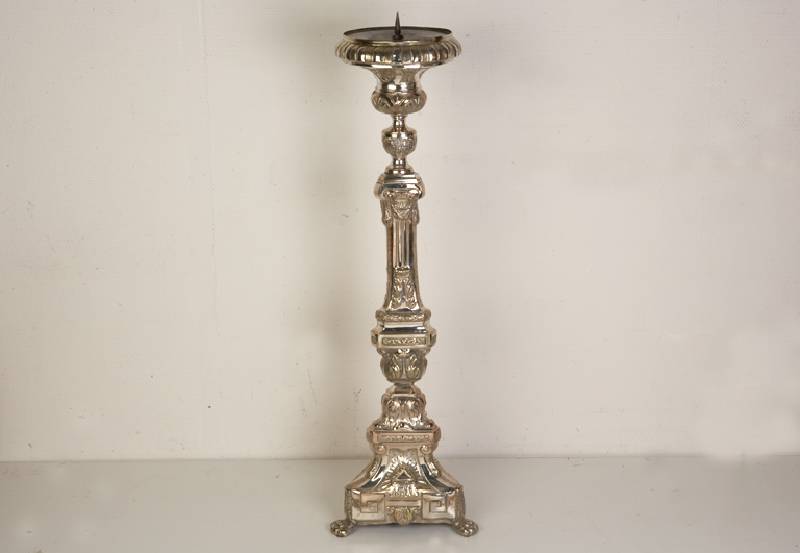 Großer Altarleuchter, nach 1870, Messing versilbert, nach dem Vorbild von 1720, klassizistisch, verbeult, berieben, H ca. 96 cm