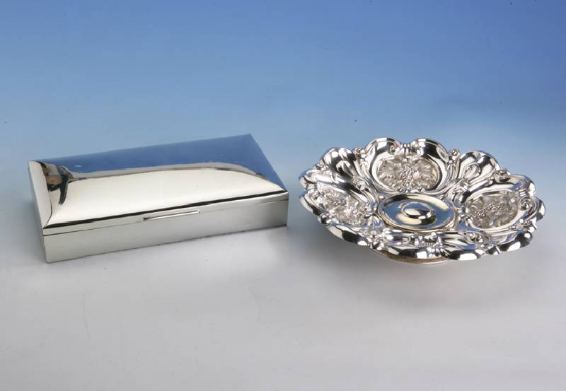 Anbietschale, sÜddeutsch um 1865, Silber gepr., teilvergoldet, urspr. mit Standfuß, H ca. 6 cm, D ca. 25 cm, ca. 445 g