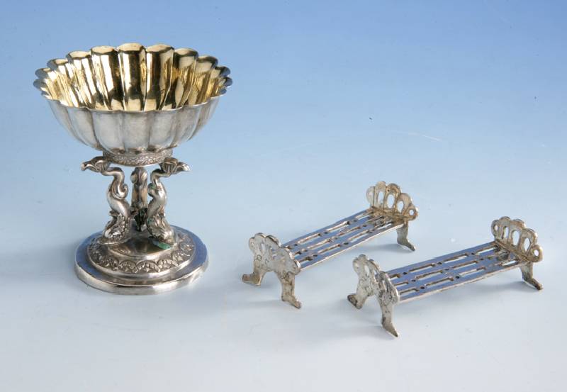 Fingerschale, um 1820/30, 12-lÖtig, teilvergoldet, Standfuß in Form von Delphinen, Handarbeit, H ca. 8 cm, Gebr.-Sp.