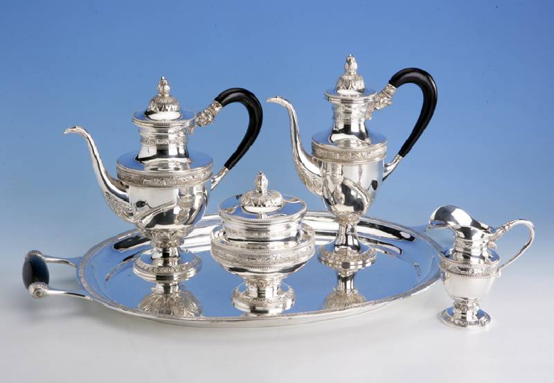 5-teiliges Kaffee- und Teeservice, Silber gepr., wohl Österreich um 1960/70, nach dem Vorbild von 1900, Akanthusband- verzierung, best. aus: 2 ...