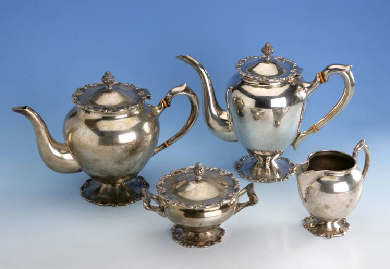 Kaffee-/Teeservice, 900er Silber, best. aus: Kaffeekanne mit DÄmmringen, mit Deckel- bekrÖnung, H. ca. 21 cm; Teekanne mit DÄmm- ringen, ...