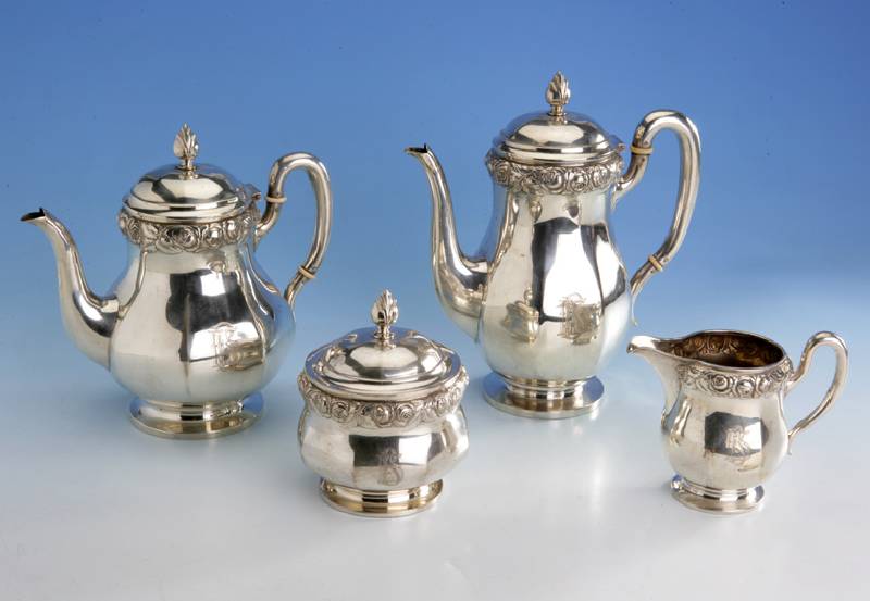 Kaffee-/Teeservice, 800er Silber, Rosen- dekor und DeckelbekrÖnung, H. Meyer & Co. Berlin, best. aus: Kaffeekanne mit DÄmmringen, H. ca. 24 cm; ...