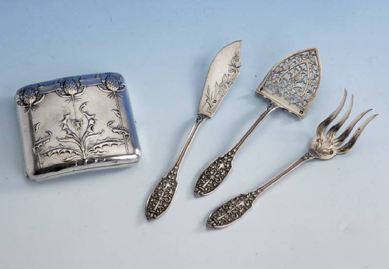 Jugendstil-Zigarettenetui, Frankreich um 1900, 800er Silber, Meistermarke C. Murat, l. gewÖlbte Form, Vordeseite mit zeittyp. Distel- dekor, ...