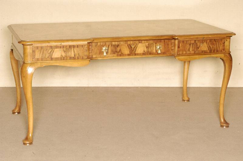 eleganter Damenarbeitsschreibtisch, deutsch, um 1930/35, Korpus Hartholz bzw. Nußbaum massiv, 3-schÜbig, Platte und Zarge kaukasisch ...