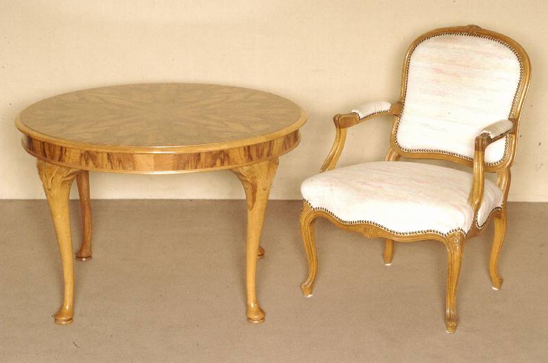 Salontisch, deutsch, um 1930/35, Barockstil, sogenannter Chippendalestil, Nußbaum massiv, Platte kaukasisch Wurzelnußfurnier gespiegelt verlegt, ...