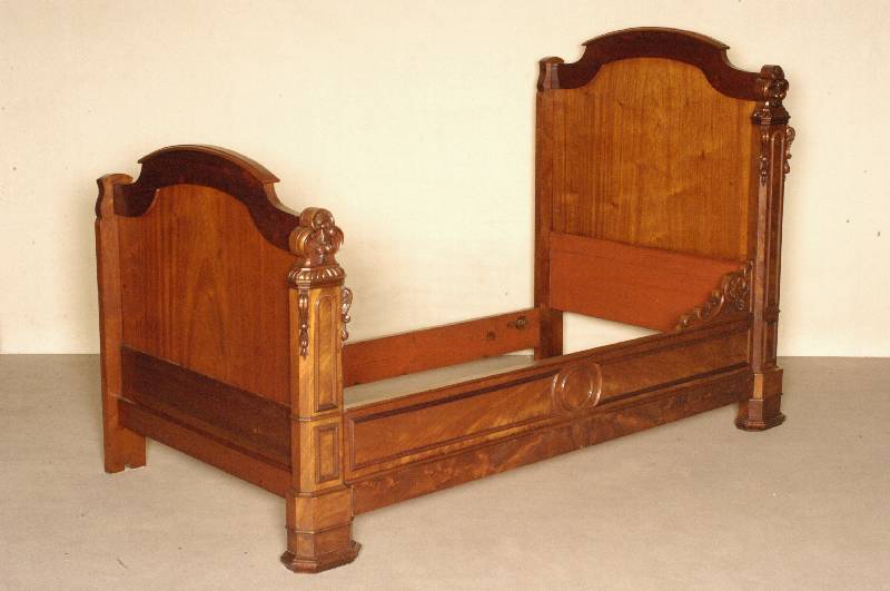 2 Ehebetten, deutsch, um 1870/80, GrÜnderzeit, Korpus Weichholz/Hartholz, Mahagoni- bzw. Nußbaumfurnier gespiegelt verlegt, aufgelegte Leisten, ...