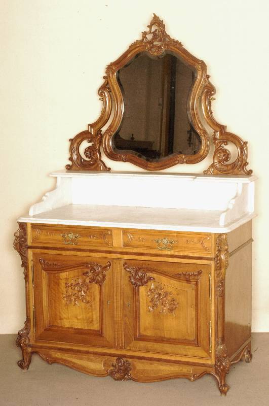 Waschkommode, Frankreich/wohl Nancy, um 1895/1900, Korpus Eiche und Nußbaum massiv, Nußbaumfurnier gespiegelt verlegt, auf Rahmen gearbeitet, ...