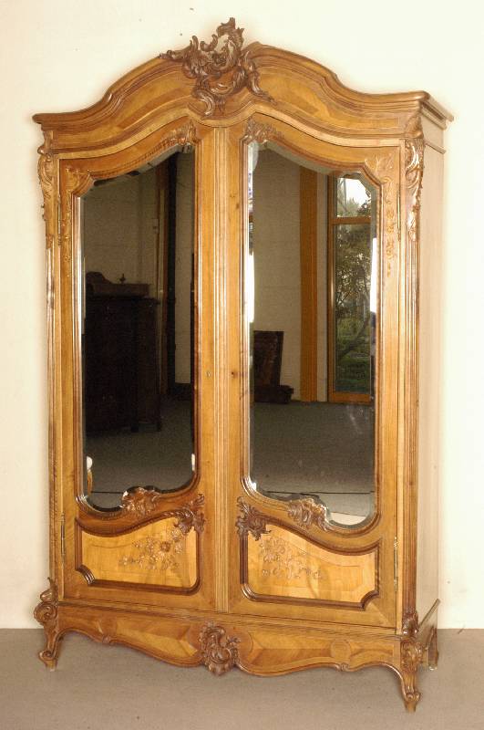 Prunkkleiderschrank, Frankreich/wohl Nancy, um 1895/1900, Korpus Eiche massiv, Nußbaum- bzw. Wurzelnußfurnier gespiegelt verlegt, komplett auf ...