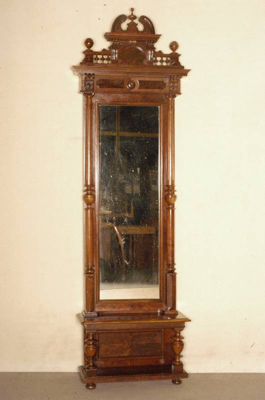 FlurmÖbel, deutsch, um 1870/80, Konsole mit Spiegel, Korpus Weichholz, Wurzelnußfurnier gespiegelt verlegt, 3/4-SÄulen gerieft bzw. mit ...