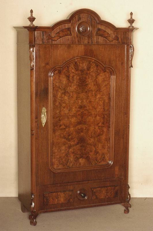 1-tÜriger Schrank, mitteldeutsch, um 1860/70 , wohl Gegend um Dresden, Korpus Weichholz, Wurzelnußfurnier gespiegelt verlegt, aufgesetzte ...