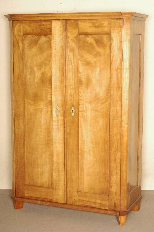 Schrank, um 1850/60, Kirschholz massiv, zweitÜrig, allseitig auf Rahmen gearbeitet, Schloß, BeschlÄge und SchlÜssel original, original ...