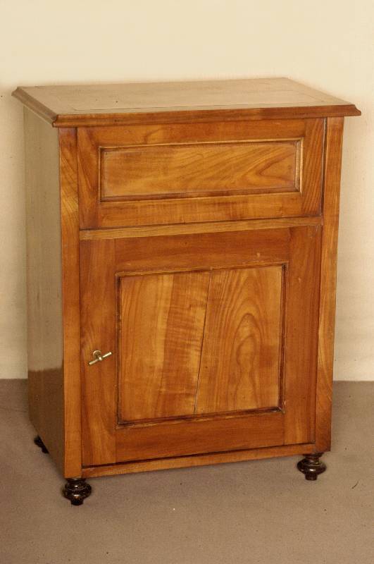 SchrÄnkchen, sogenanntes Lavabo oder ToilettenschrÄnkchen, 2. HÄlfte 19. Jhd., mit hochklappbarem Deckel und oberer Scheinschublade, darunter ...