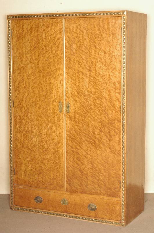 2-tÜriger Schrank, Österreich, um 1900/05, im strengen Wiener Sezessionsstil, Jugendstil, Korpus Eiche und Mahagoni, Bergahornwurzelfurnier ...