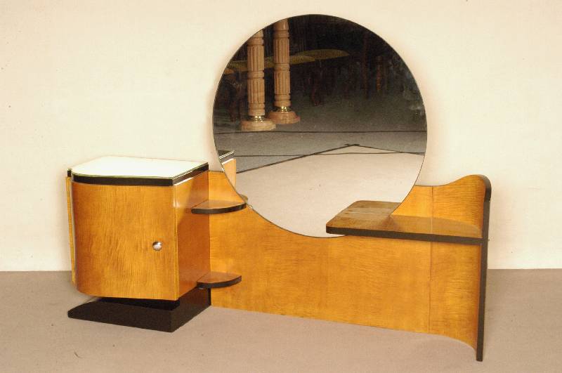 ArtDeco-Spiegelkonsole, Frankreich, um 1920, Wurzelholz zum Teil schwarz abgesetzt, mehrfach geschwungener Korpus, mit großem rundem Spiegel, ...