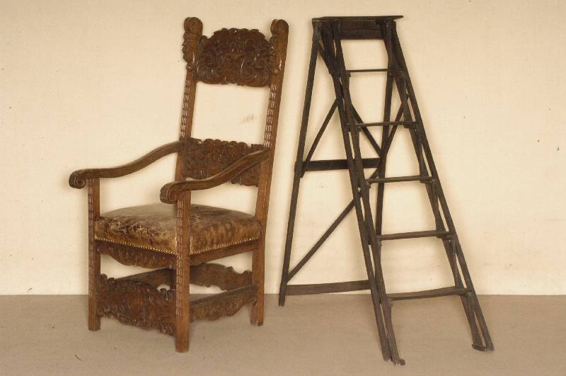 Bibliotheksleiter, um 1910, Hartholz gewachst, mit Klappmechanismus, klassischer Aufbau mit mehrfach verstrebten Tritten, wohnfertig restauriert, ...