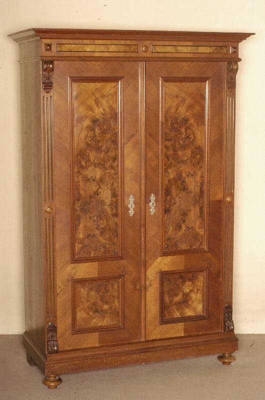 Schrank, deutsch, um 1880, GrÜnderzeit, Korpus Weichholz, Wurzelnußfurnier gespiegelt verlegt, aufgelegte doppelt bzw. 3-fach getreppte Leisten, ...