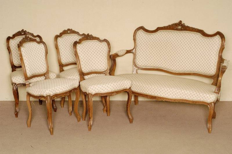 Salongruppe, wohl Frankreich, um 1890, Barockstil, bestehend aus Sofa und 4 StÜhlen, Rahmen Nußbaum massiv, allseitig geschweift und gerieft, ...