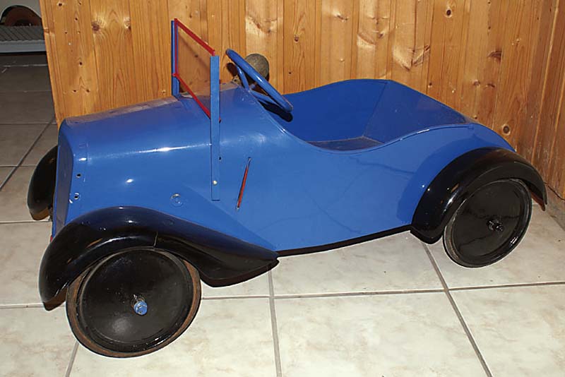 Tretauto, Steiff, 30er J., Blech blau u. schwarz lackiert, mit Hupe, ca.49x94cm, l. aufgearbeitet bzw. Lackierung erneuert, selten , altersbed. ...