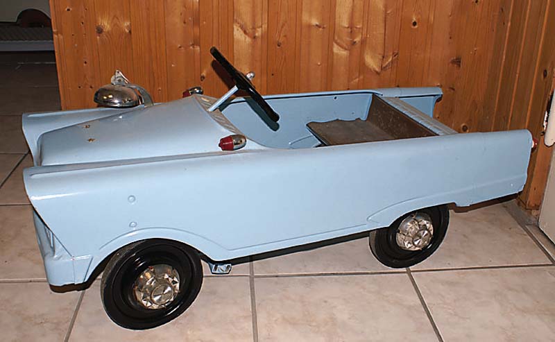 Tretauto, 40/50er J., Blech, hellblau lackiert, ca.44x87cm, mit Glocke, l. Alterssp. , l.rest.
