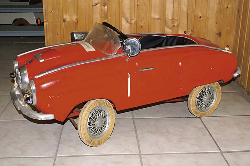 Tretauto, 40/50er J., Blech, bez. Giordani, Italien, rot lackiert, ca.43x118cm, mit Hupe, batteriebetrieben, nicht geprÜft, Alterssp., l.rest.