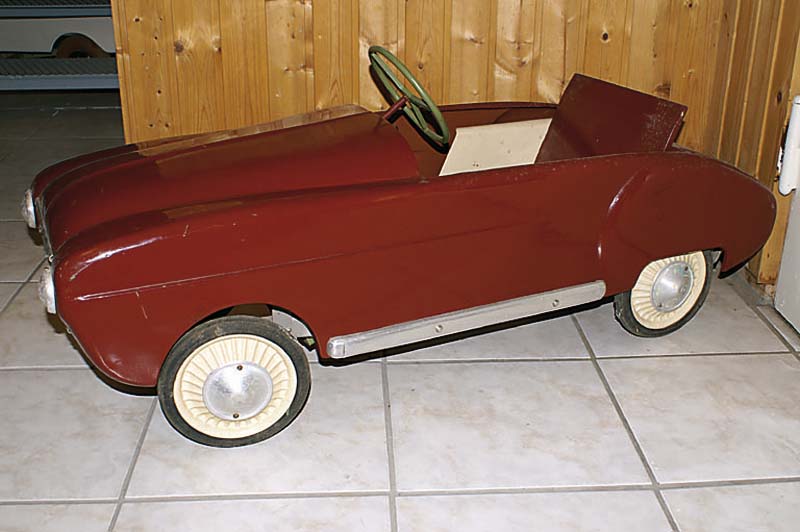 Tretauto, 40/50er J., Blech, weinrot lackiert, Alterssp., ca.49x117cm, l.rest.