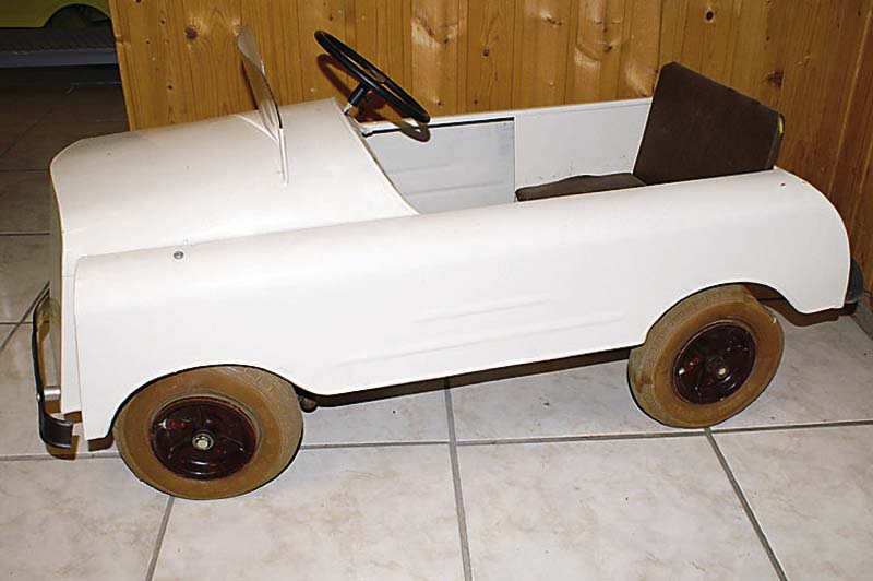 Tretauto, 40/50er J., Blech, weiss lackiert, ca.48x98cm, l.rest., Alterssp.