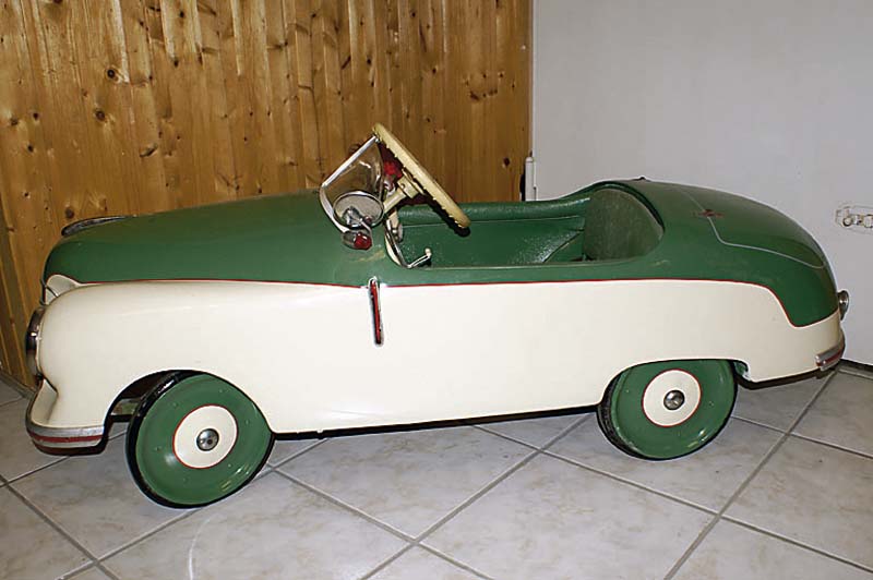 Tretauto, 40/50er J., Blech, weiss-grÜn lackiert, mit Amaturenbrett, ca.58x140cm, Alterssp., l.rest., sehr ausgefallenes Modell