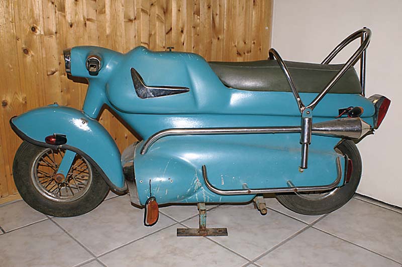 Kindermotorrad, wohl 40/50er Jahre, Blech, tÜrkisfarben lackiert, auf Gestell montiert, ein Blinker lose, rest., ca. 60x130cm, Alterssp.