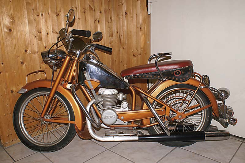 Kinder- oder Modellmotorrad, bez. Lenaerts, 40er/50er Jahre, Blech, orange-braune Lackierung, l.Alterssch., l.rest., Ledersitz rot u.schwarz, ...