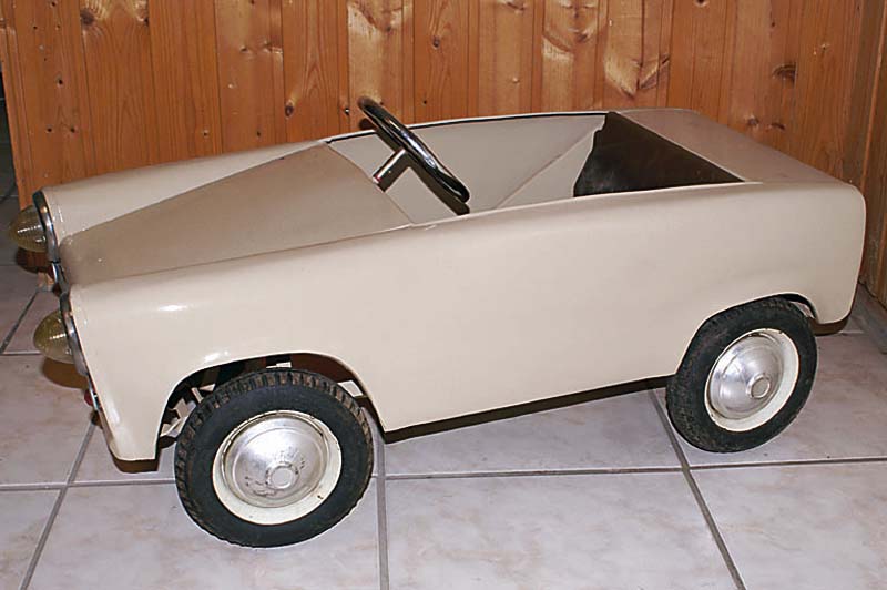 Tretauto, 40/50er J., Blech beige lackiert, ca.40x90cm, l.rest., l.Alterssp.