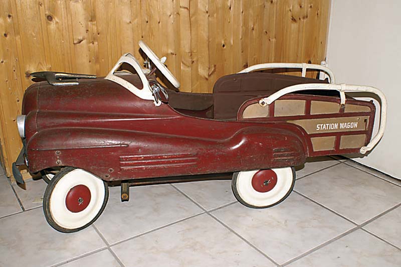 Tretauto, 30er J., Blech rot u. beigefarben lackiert, bez. Station Wagon, l. korrodiert, Alterssch., Lenkung besch., ca.54x116cm