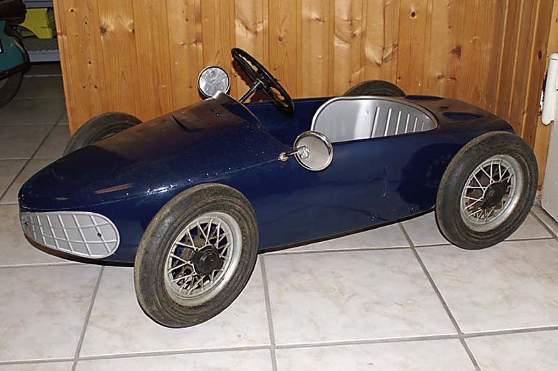 Tretauto, 40/50er J., Blech dunkelblau lackiert, Rennwagen, l.Alterssp., l.rest., ca. 43xx112cm