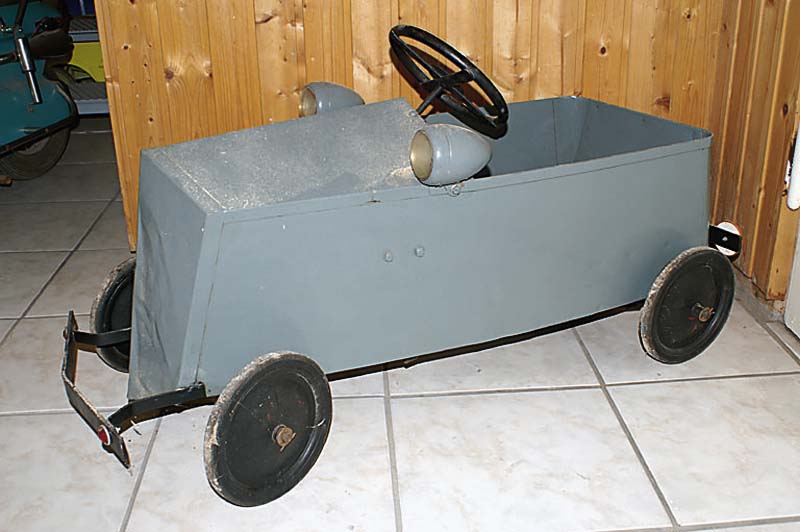 Tretauto, 30er J., Blech grau lackiert, l.Alterssp., l.rest., ca.54x108cm