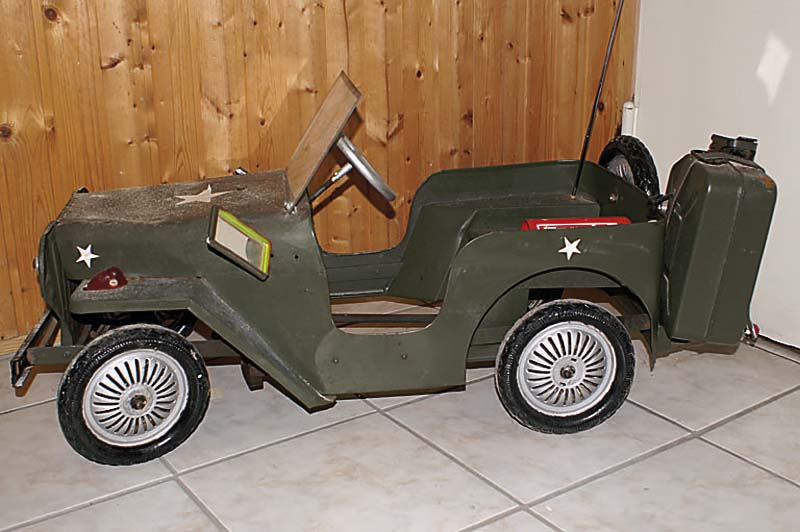 Tretauto, MilitÄrjeep, wohl 50er J., Blech dunkelgrÜn lackiert, mit Reserve- Kanister, Mini-FeuerlÖscher, Windschutzscheibe besch., ca.49x108cm