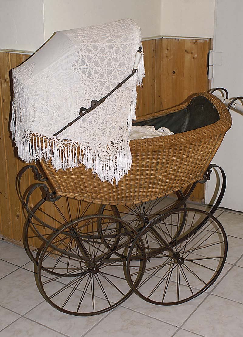Kinder/Puppenwagen, deutsch, um 1910, geflochten, vier RÄder, Schirm im alten Stil, reich mit Stickereien verz., mit Kissen u. BezÜgen, teils ...