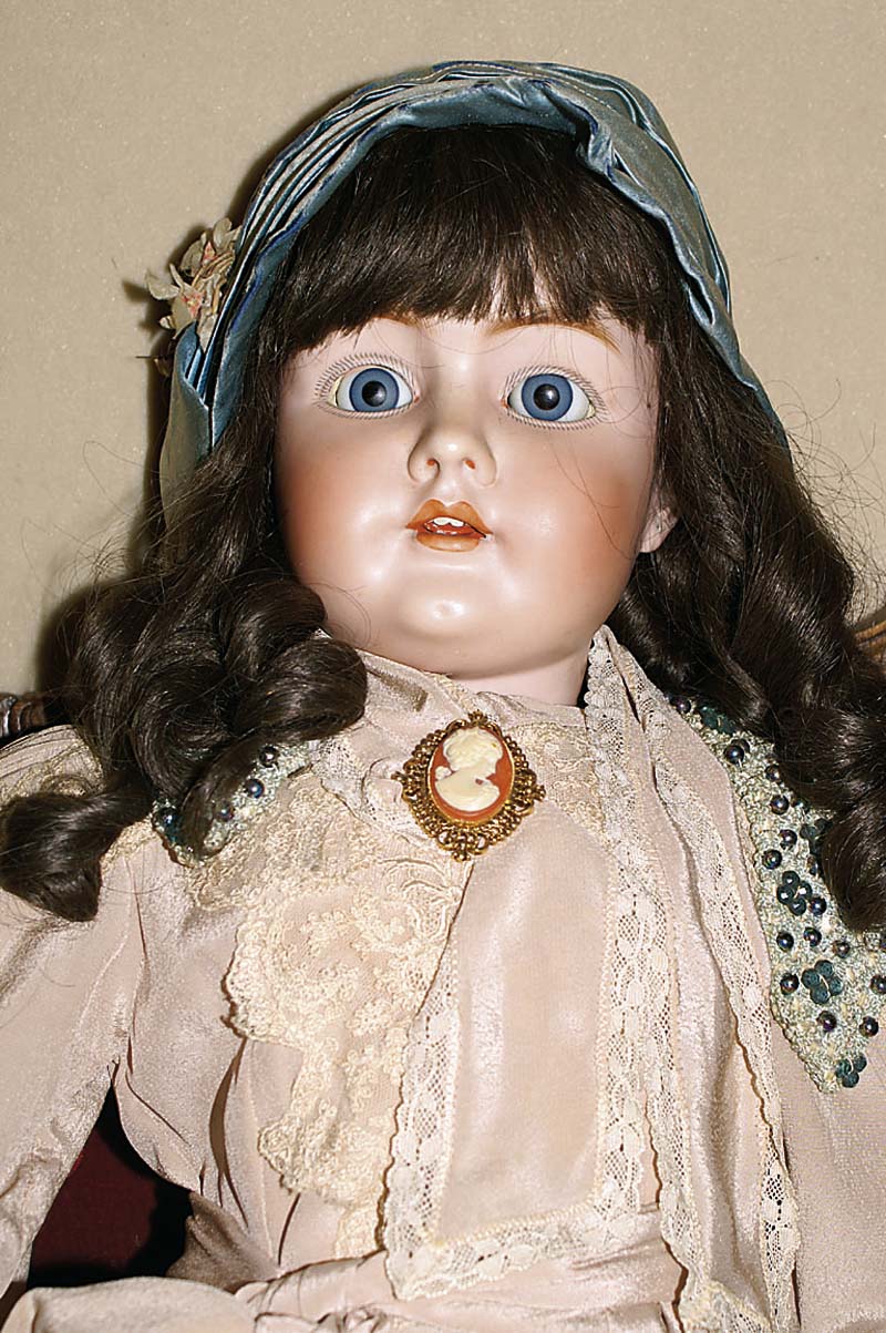 Grosse Porzellankopfpuppe, Simon & Halbig, WSk, um 1899, brauen EchthaarperÜcke, blaue Schlafaugen, bewegliche Zunge, offener Mund, vier ...