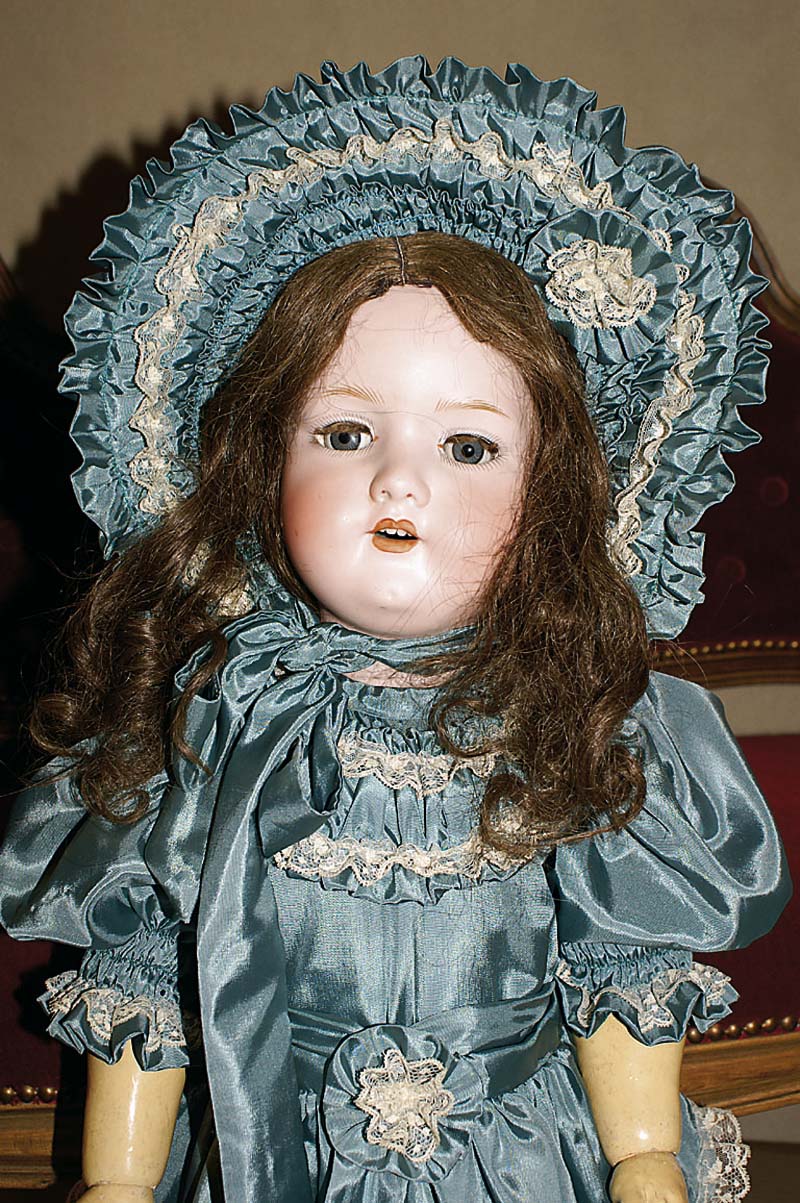 Grosse Porzellankopfpuppe, Armand Marseille, A.M., um 1900, blaue Schlafaugen mit Wimpern, offener Mund, vier ZÄhne oben, MassekÖrper, ...